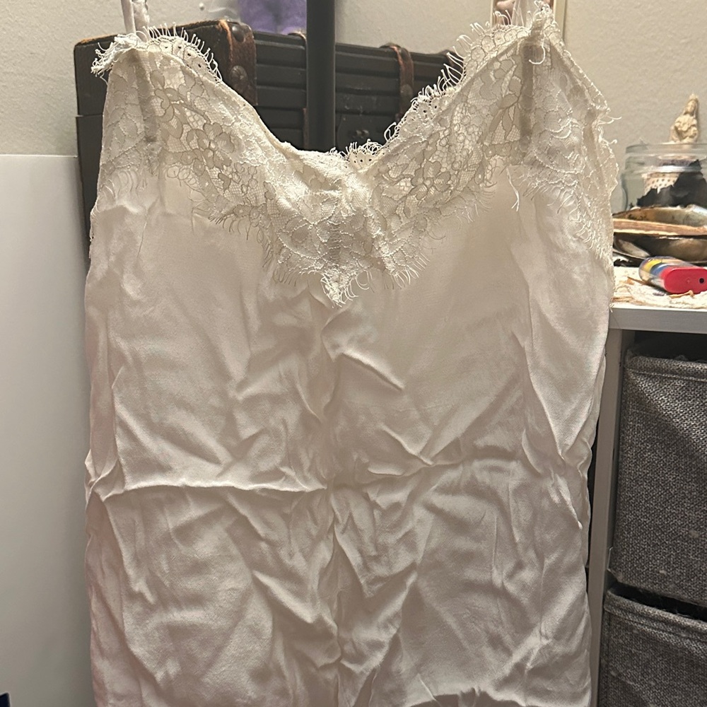 Chic White Lace-Trimmed Chemise